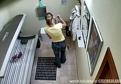 カザフスタンは、ウェブカメラをオンにし、バスルームで猫を撫でる若い女性 女の子 が 見る av